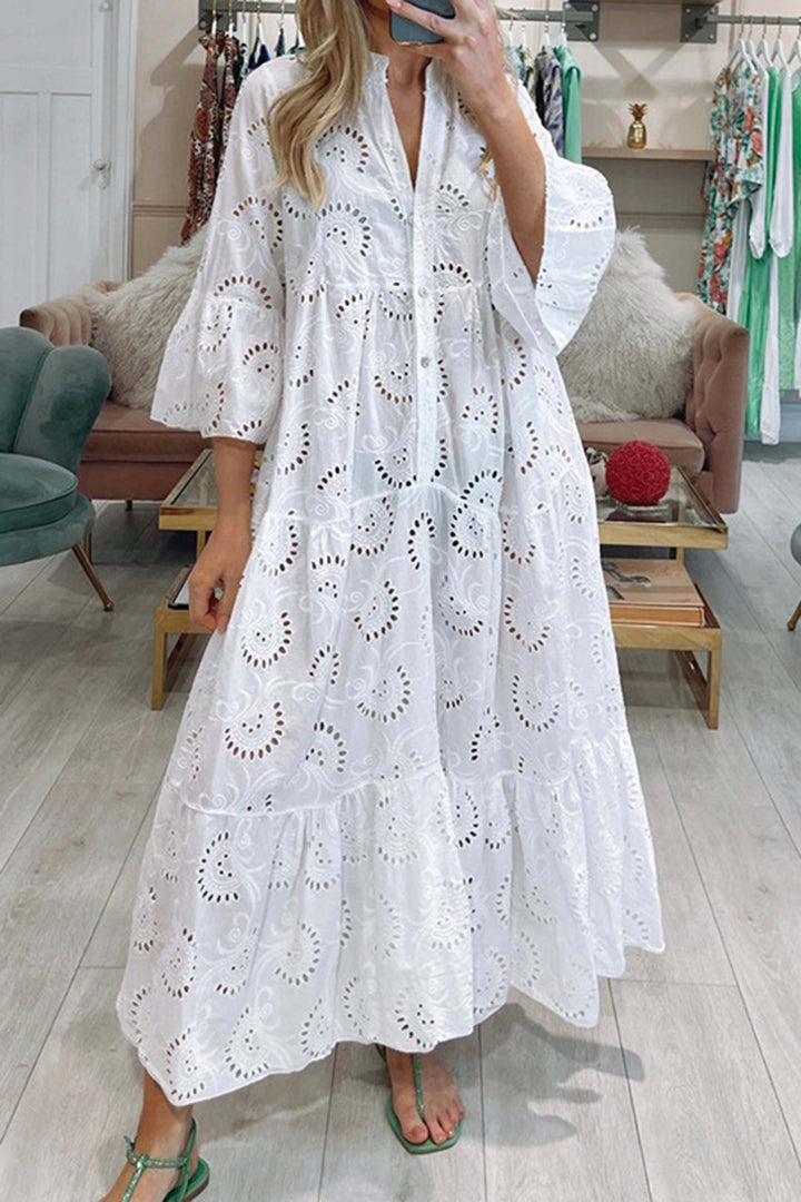 Stilvolles, bequemes Kleid mit Glockenärmeln und handgefertigten Details