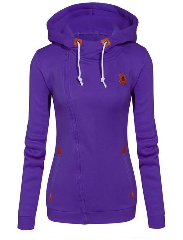 Pullover aus Fleece mit einfarbigem Design und schrägem, unregelmäßigem Reißverschluss. - Modefluss