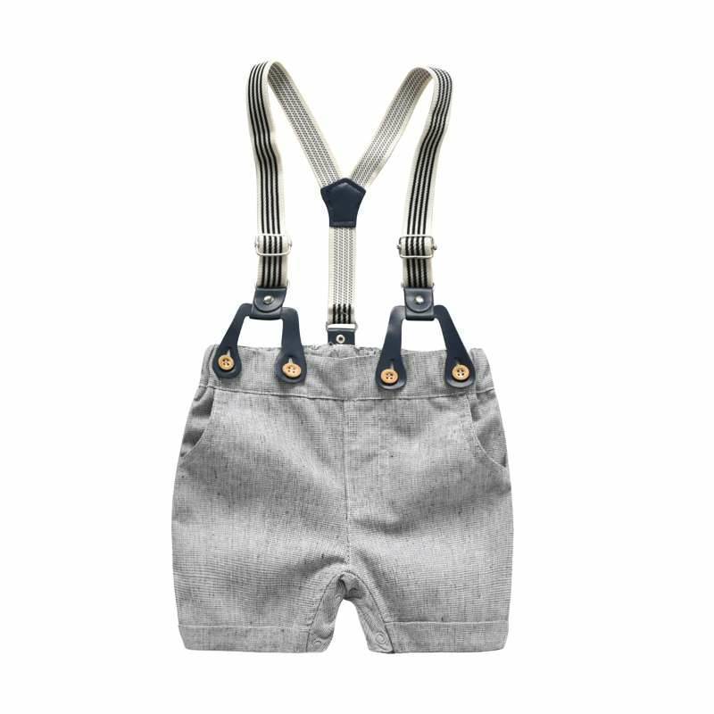 Eleganter Baby Romper Set – Weißer Kurzarm-Strampler mit grauen Shorts & Fliege | Baumwolle, Europäischer Stil - Modefluss