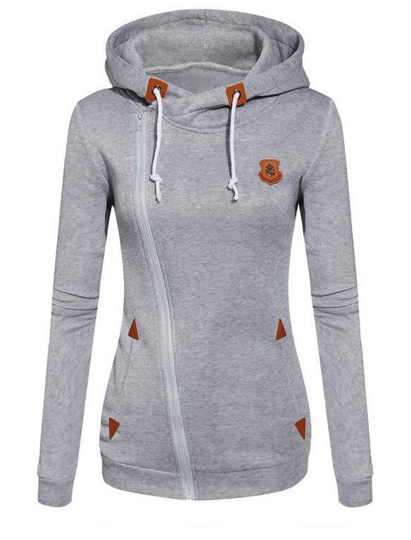 Pullover aus Fleece mit einfarbigem Design und schrägem, unregelmäßigem Reißverschluss. - Modefluss