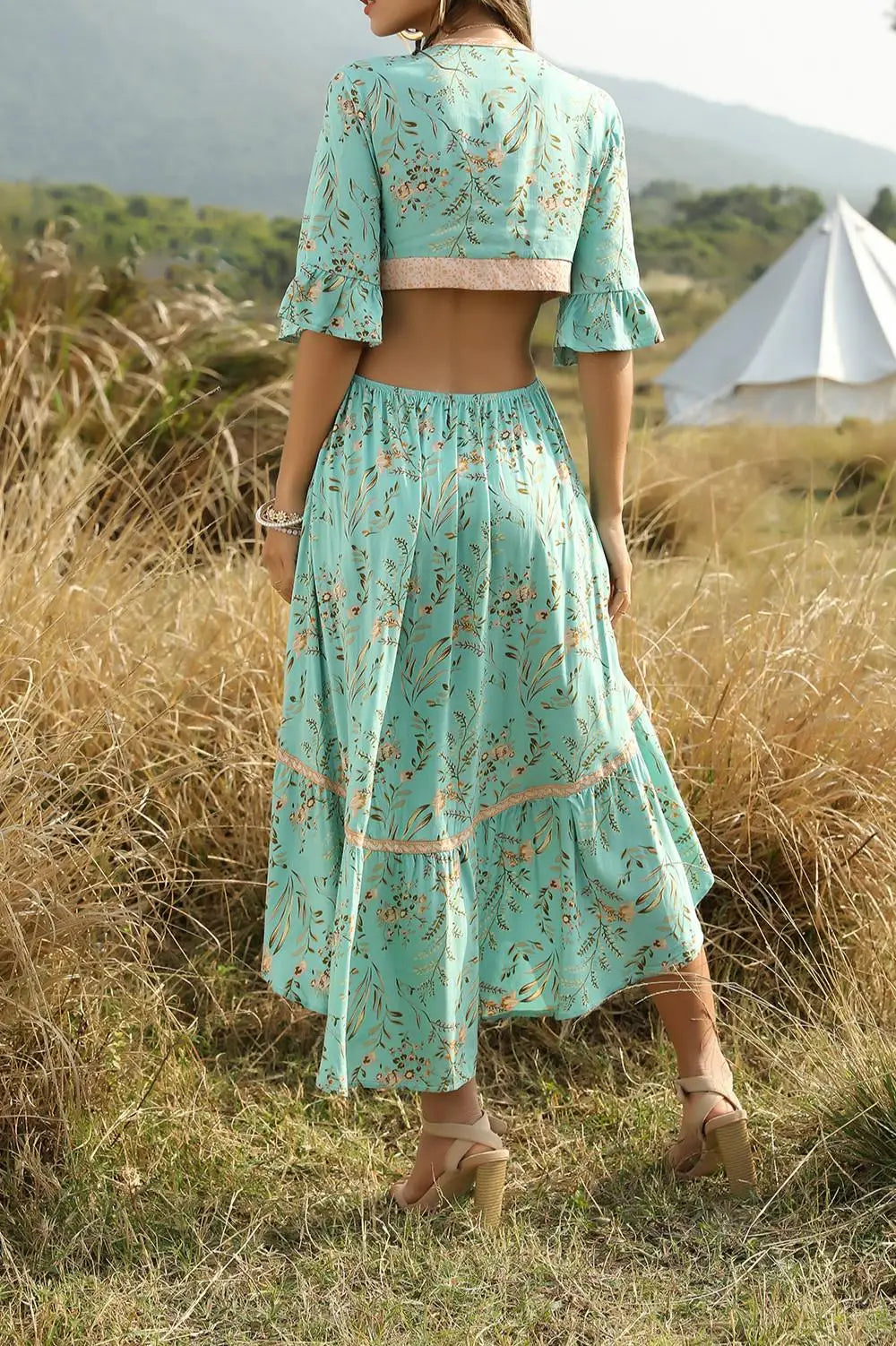 Attractives Boho-Stil High-Low-Kleid avec Blumenmuster