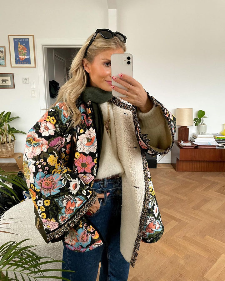 Farbenfroher, stylischer Herbstmantel