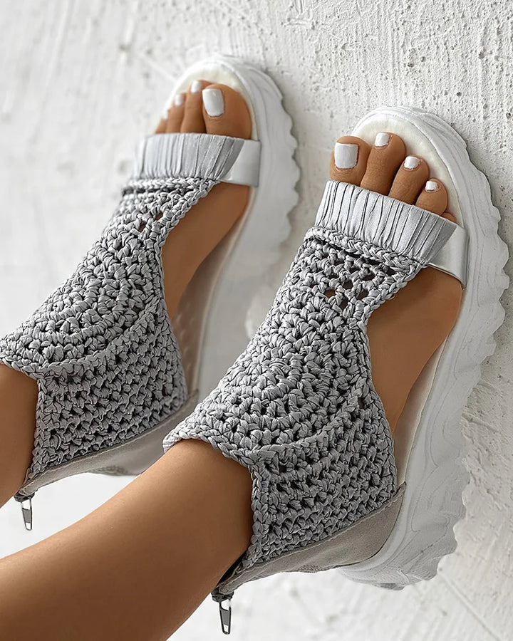 Luna – Gestrickte orthopädische Sandalen mit handgefertigten Details