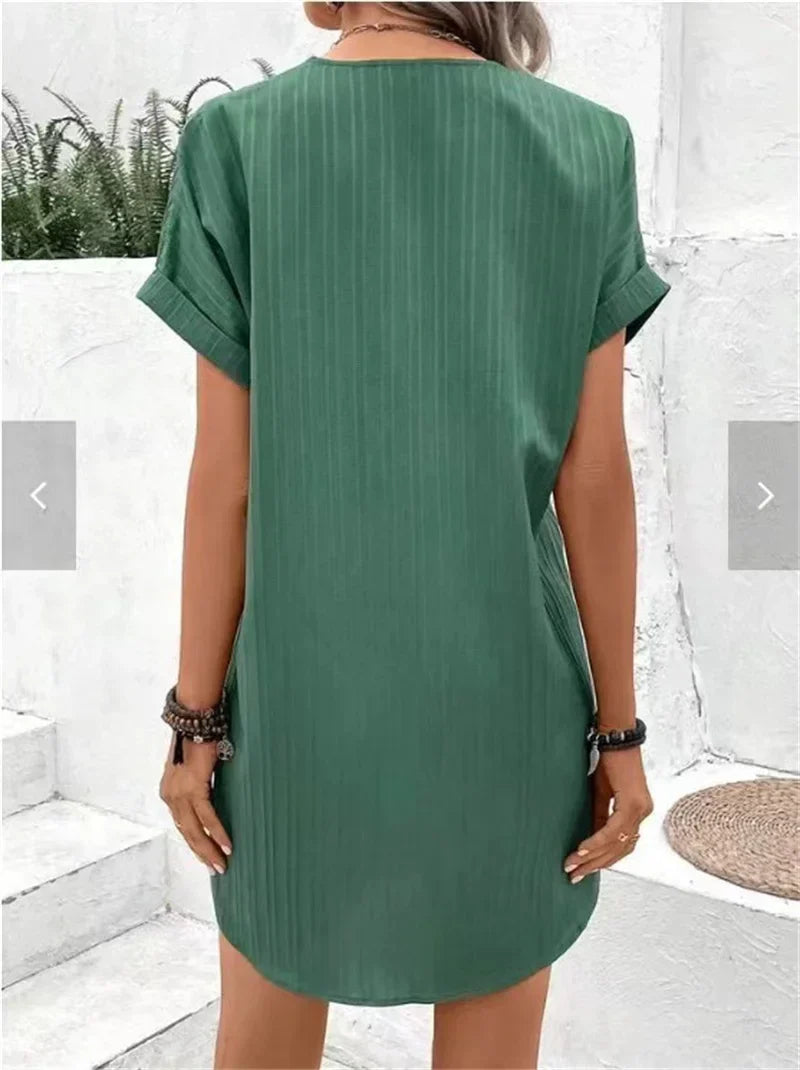 Attractives kurzes Sommerkleid mit V-Ausschnitt 