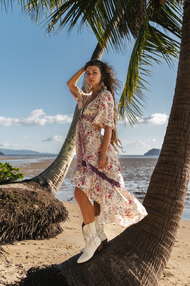 Attractives Boho-Stil High-Low-Kleid avec Blumenmuster