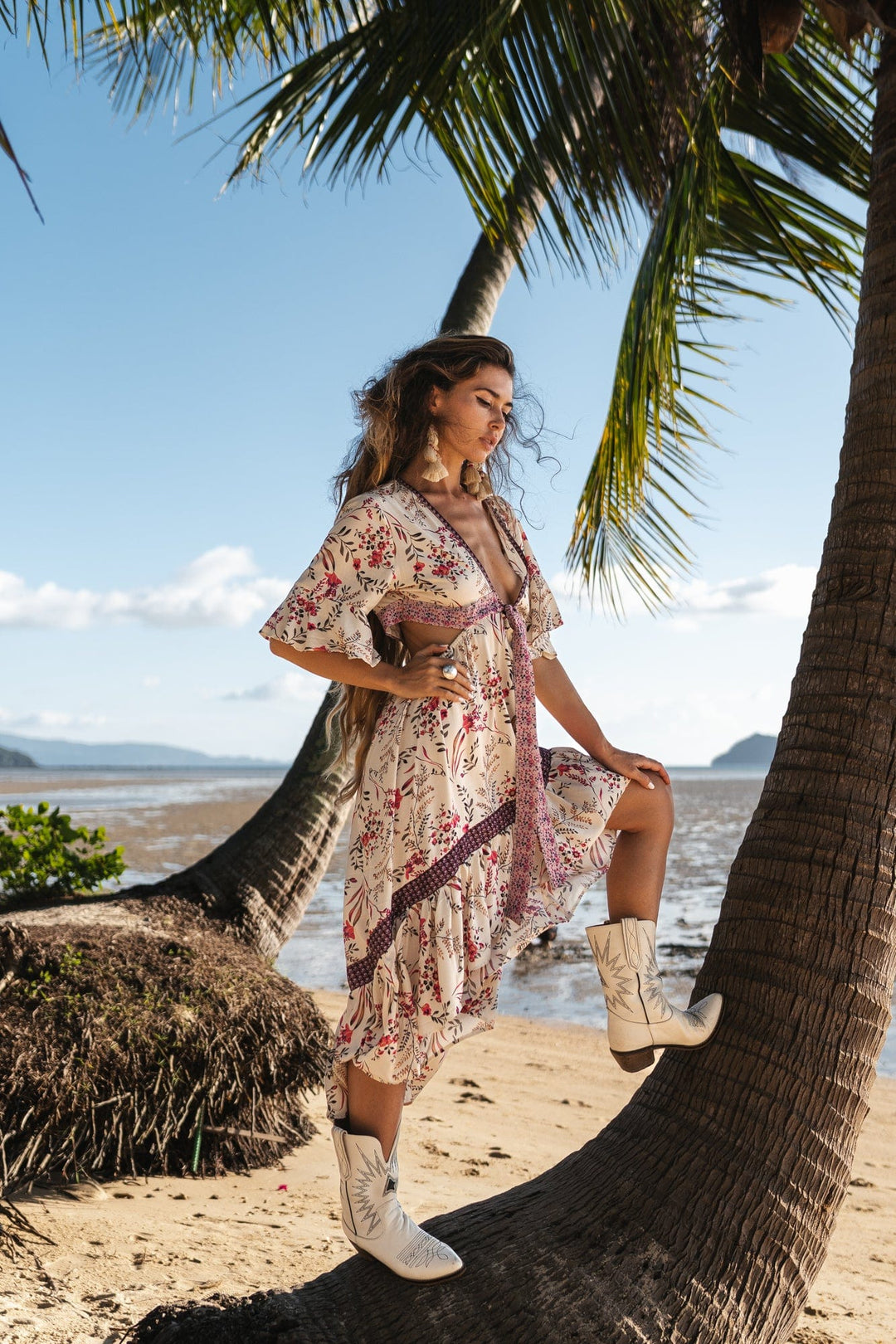 Attractives Boho-Stil High-Low-Kleid avec Blumenmuster