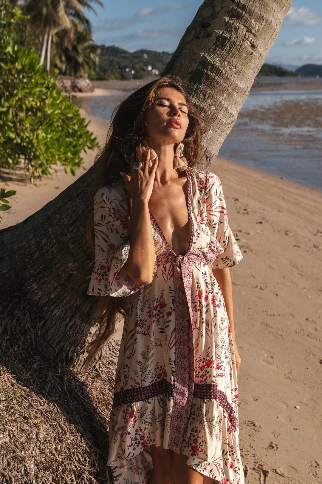 Attractives Boho-Stil High-Low-Kleid avec Blumenmuster