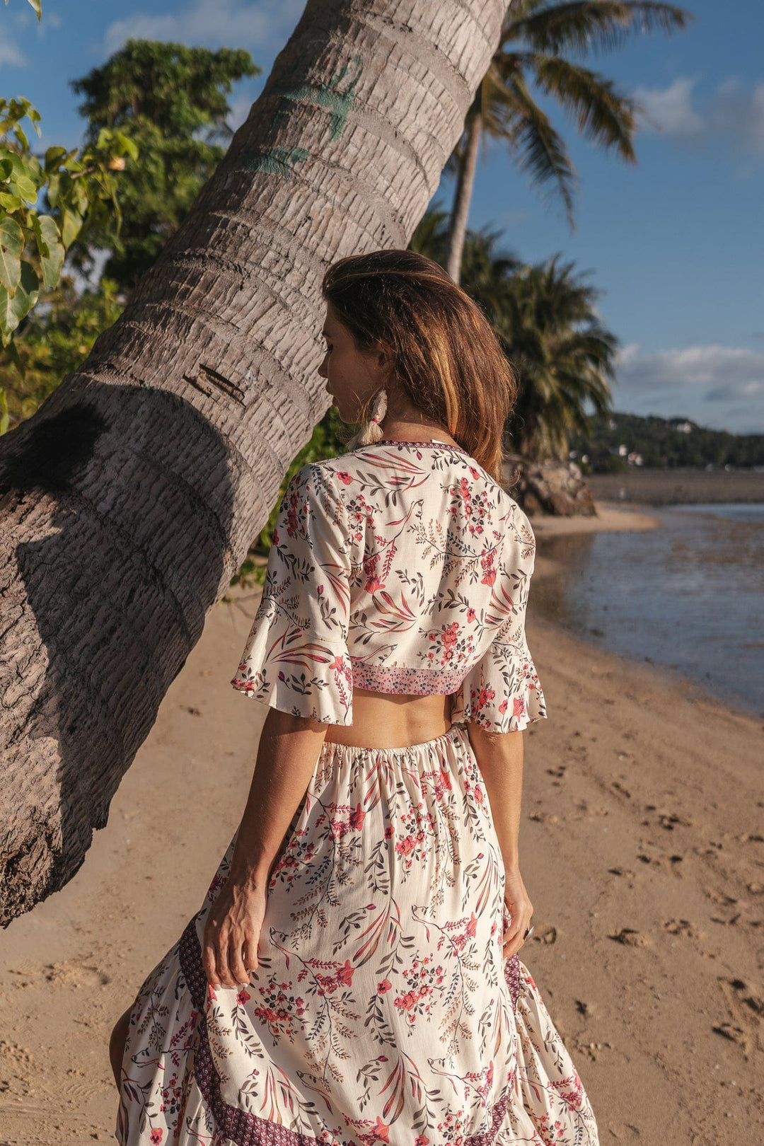 Attractives Boho-Stil High-Low-Kleid avec Blumenmuster